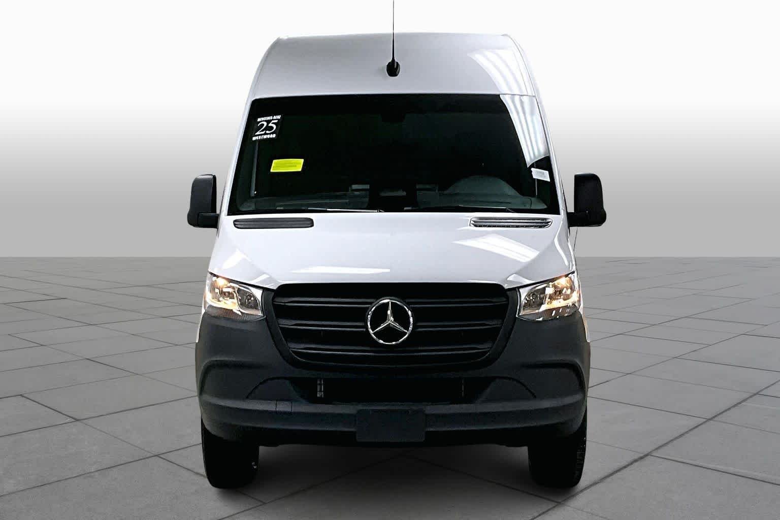 Used 2025 Arctic White Mercedes-Benz  image 4