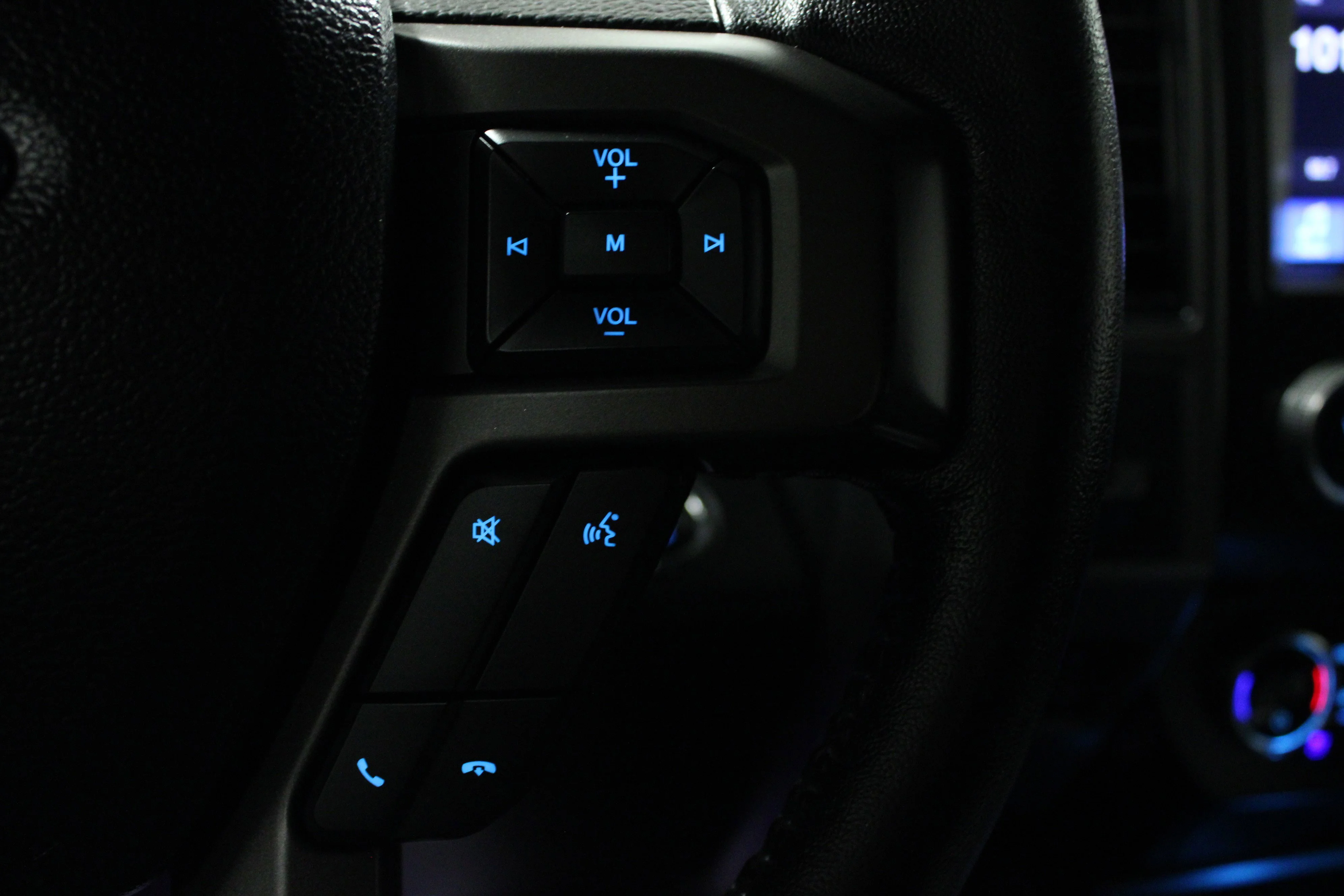 Used 2019 White Platinum Metallic Tri-Coat Ford XLT image 22