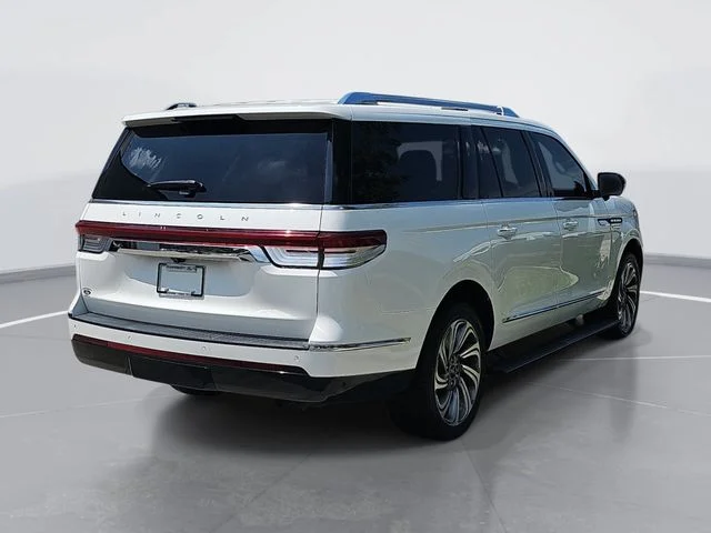 Used 2022 White Lincoln Reserve image 3