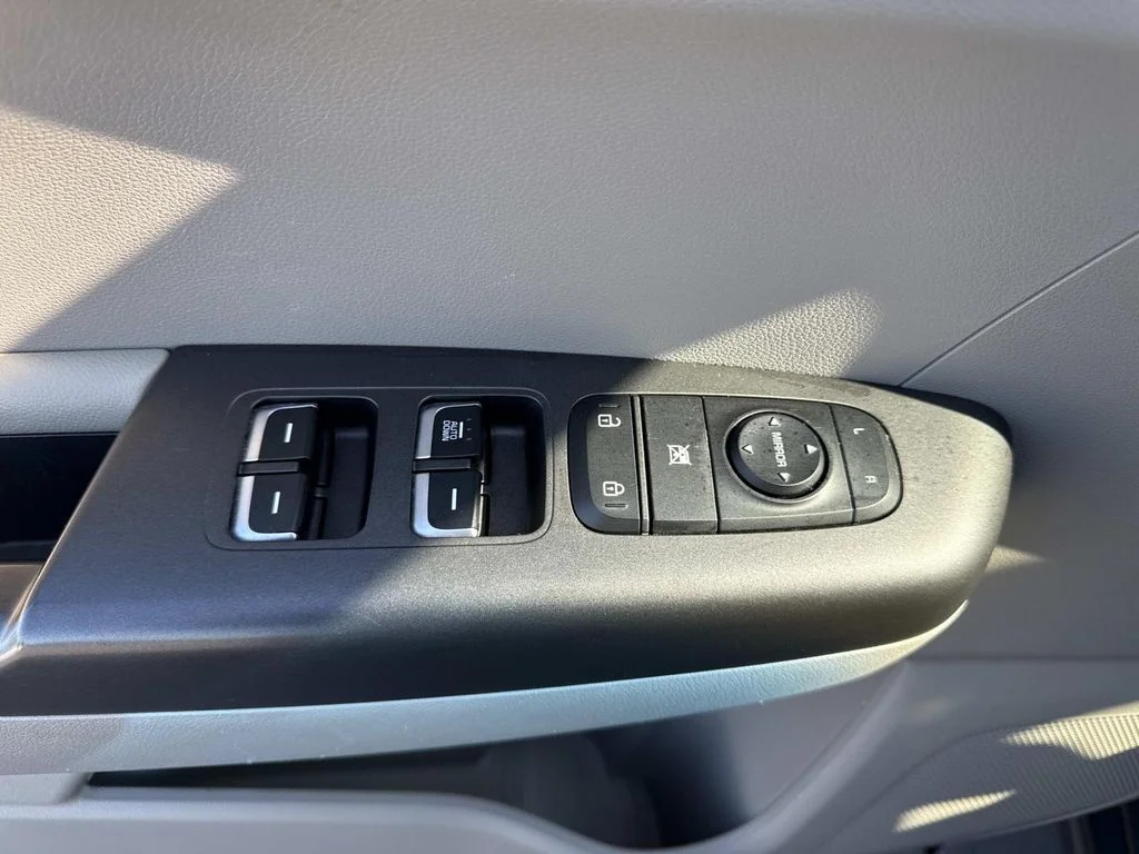 Used 2020 Red Kia LX image 17