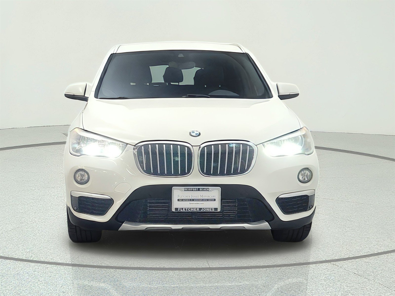 Used 2019 Alpine White BMW sDrive28i Sports Activity Vehicle image 2