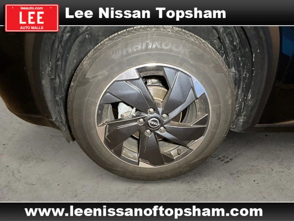 Used 2025 Super Black Nissan SV image 15