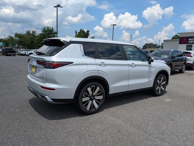 Used 2025 White Diamond Mitsubishi SE image 8