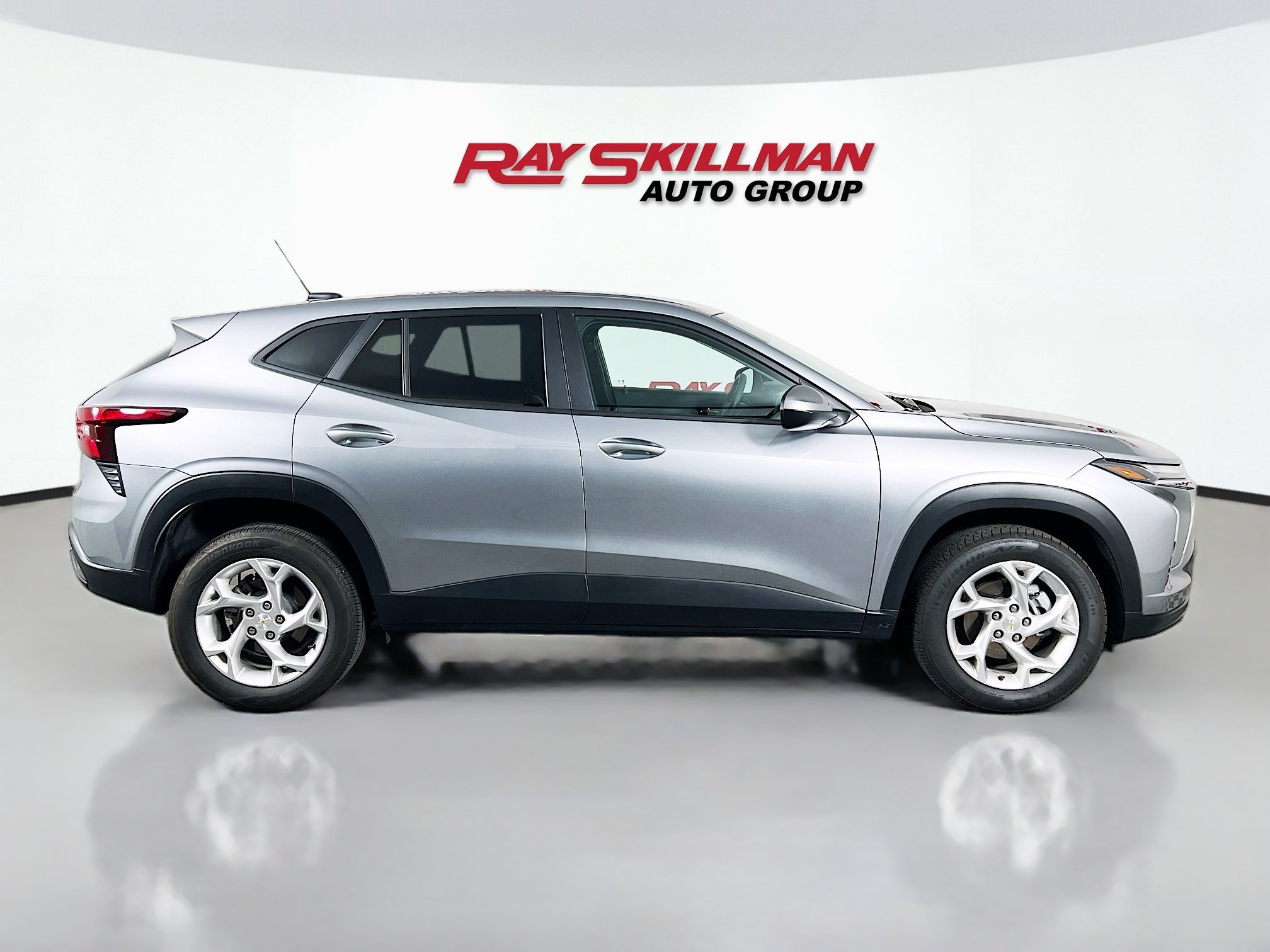 Used 2025 Sterling Gray Metallic Chevrolet 1RS image 8