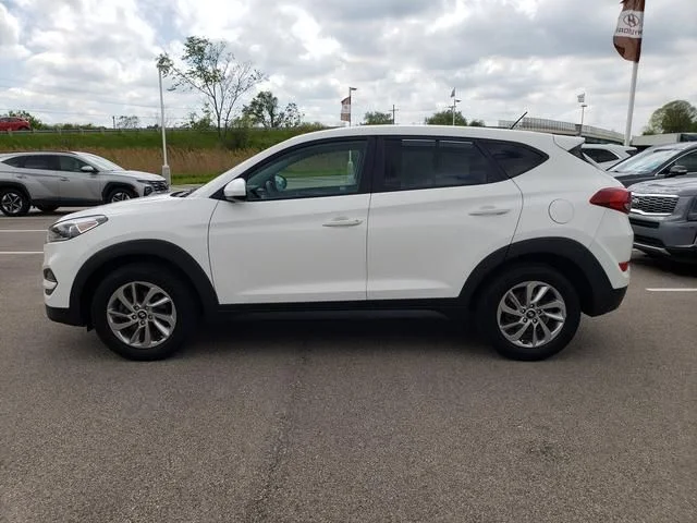 Used 2018 White Hyundai SE image 9