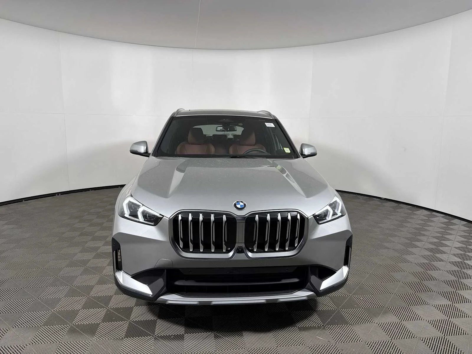 New 2026 Space Silver Metallic BMW xDrive28i image 5