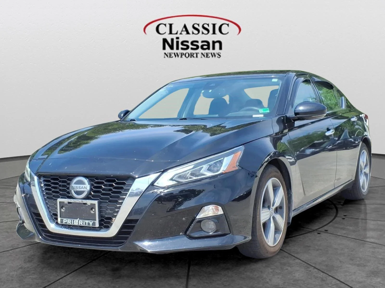 Used 2019 Super Black Nissan 2.5 SV image 1