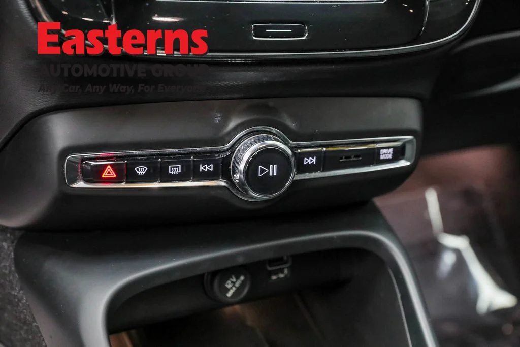 Used 2021 Silver Volvo Momentum image 18
