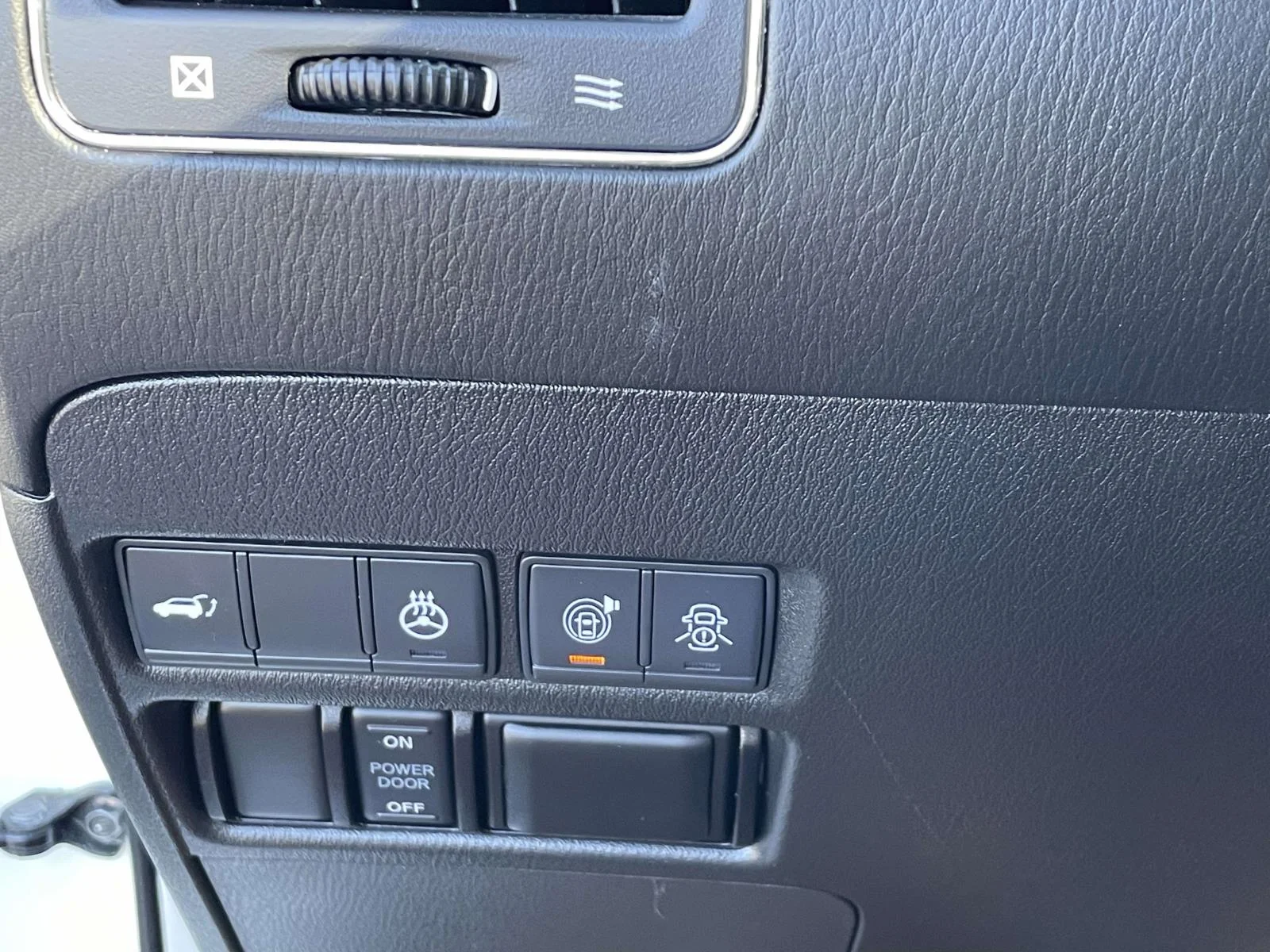 Used 2020 White Nissan Platinum 4WD image 30