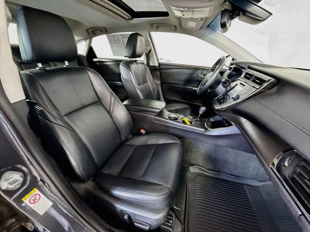 Used 2018 Magnetic Gray Metallic Toyota Hybrid XLE Premium image 28