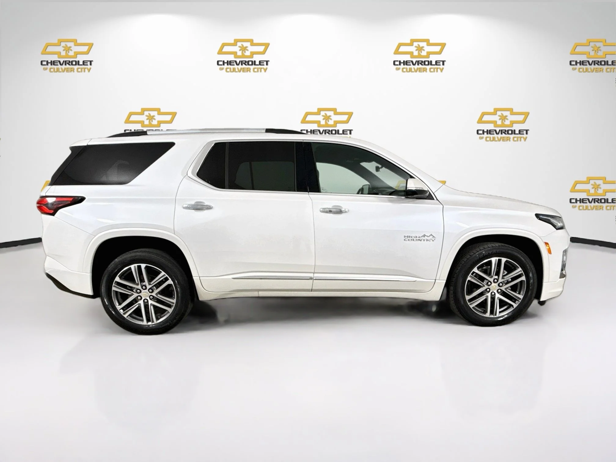 Used 2023 IRIDESCENT PEARL TRICOAT Chevrolet High Country image 9