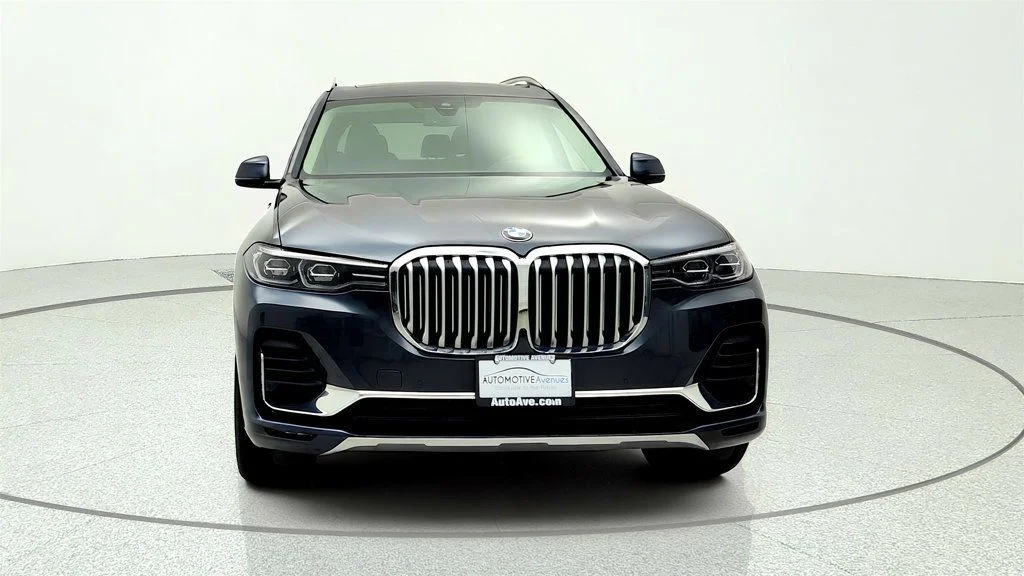 Used 2021 Arctic Grey Metallic BMW xDrive40i SAV w/ Premium, Parking Assistance & Cold Weather Pkgs image 2