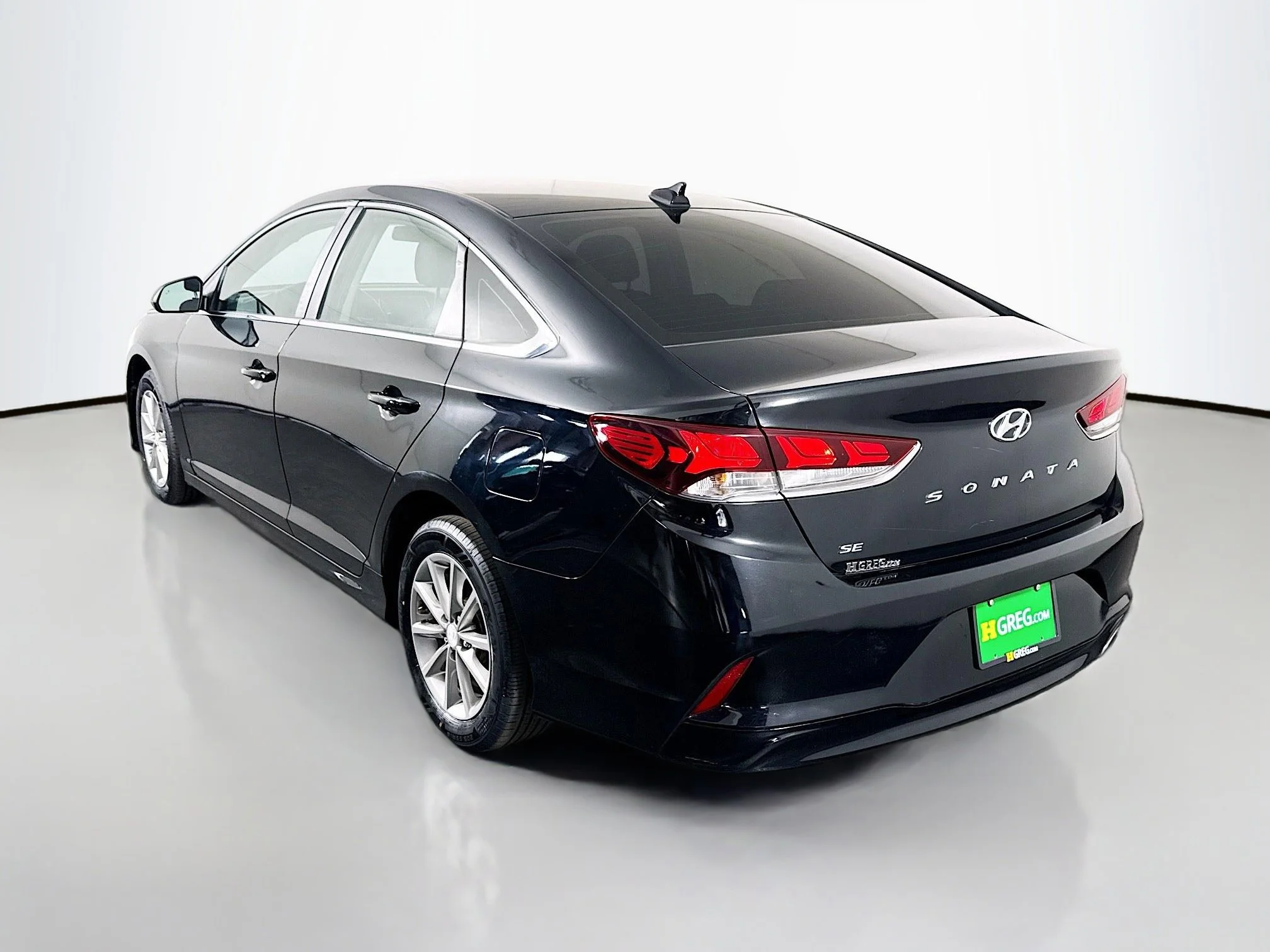 Used 2018 Phantom Black Hyundai SE image 5