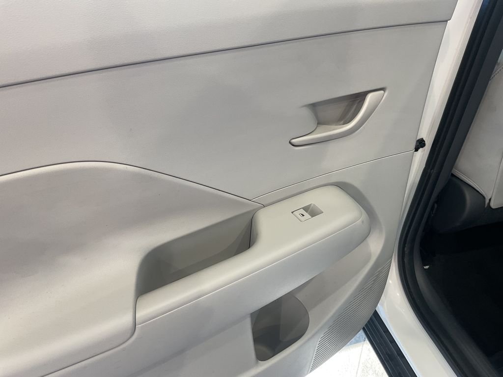 Used 2025 White Hyundai SEL image 28