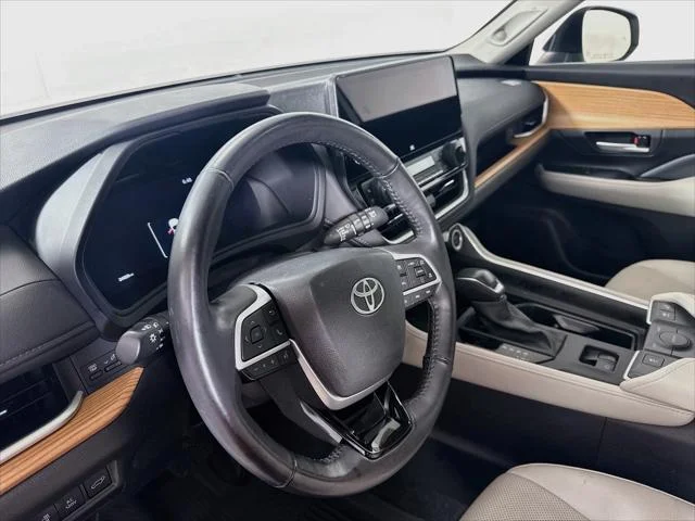 Certified Used 2024 WIND CHILL PEARL Toyota  image 9