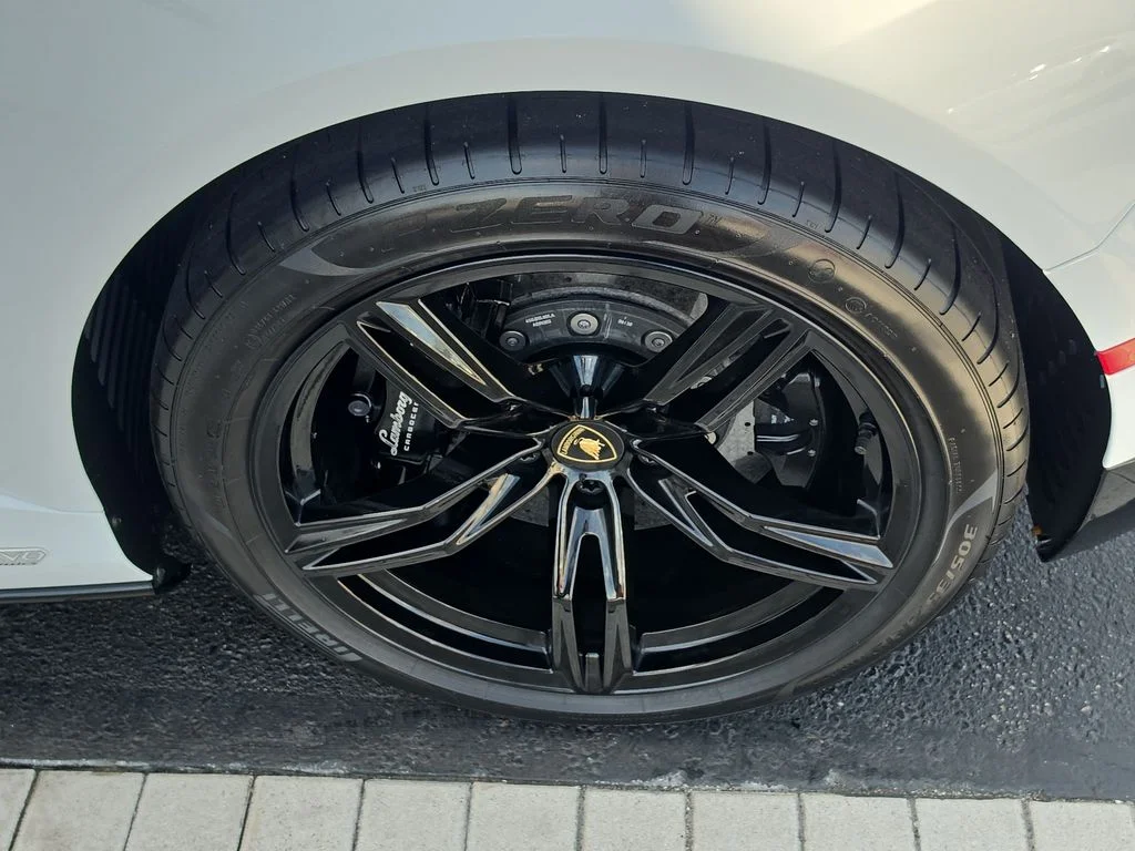 Used 2021 White Lamborghini Base image 7
