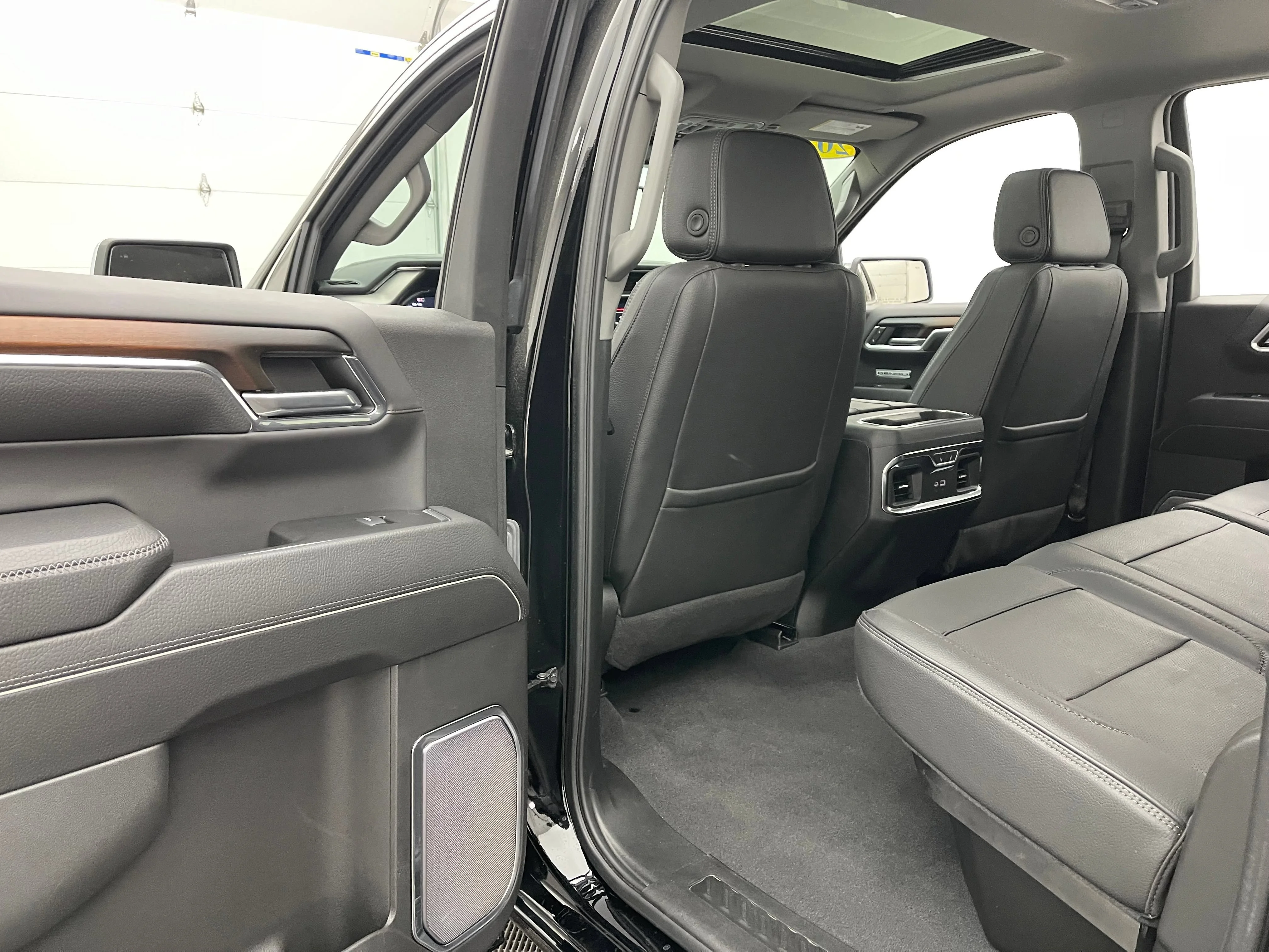 Used 2024 Onyx Black GMC Denali image 42