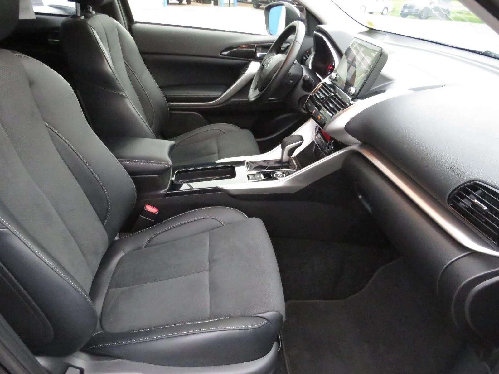 Used 2023 Black Mitsubishi SE image 19