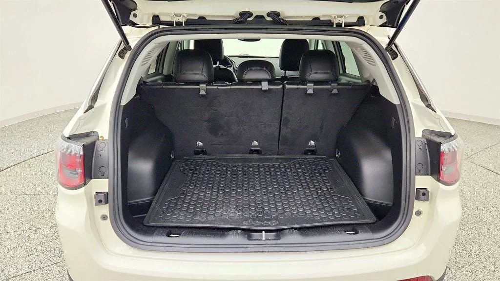 Used 2020 White Clearcoat Jeep Latitude 4x4 w/ Popular Equipment & Cold Weather Groups image 22