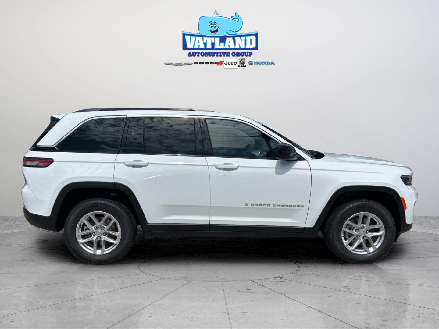 New 2026 Bright White Clear-Coat Exterior Paint Jeep Laredo image 6
