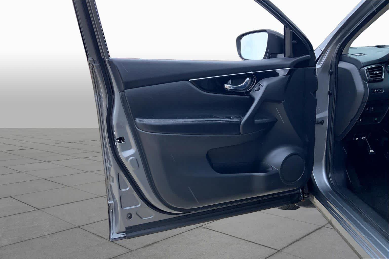Used 2018 Gun Metallic Nissan SL image 22