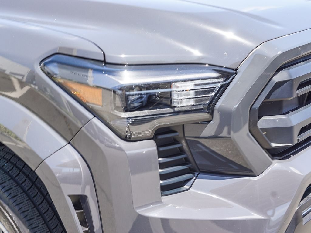 Used 2025  Toyota SR5 image 10