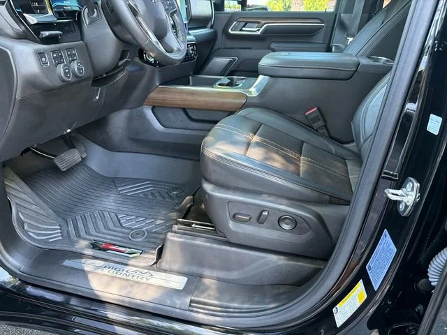 Used 2025 Black Chevrolet High Country image 9
