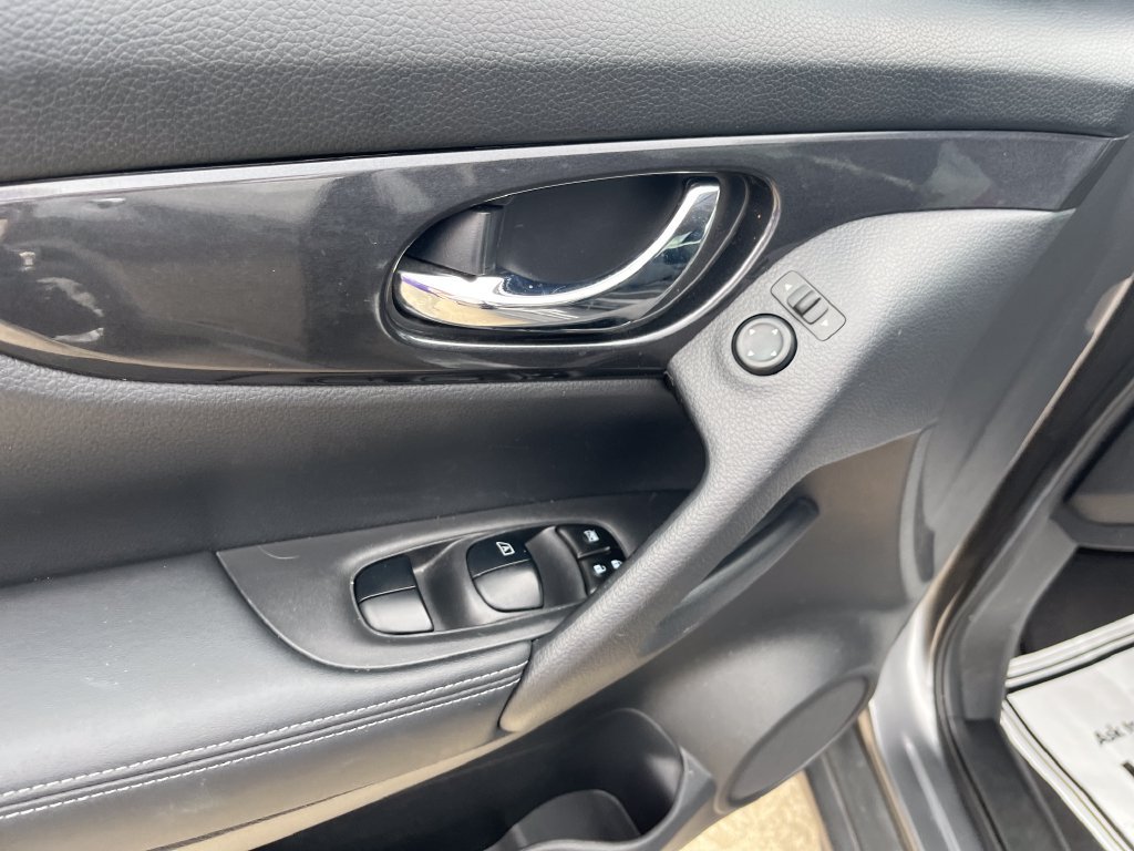 Used 2019 Gray Nissan SV image 10
