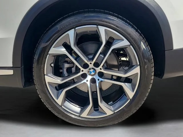 Used 2025 White BMW xDrive40i image 33
