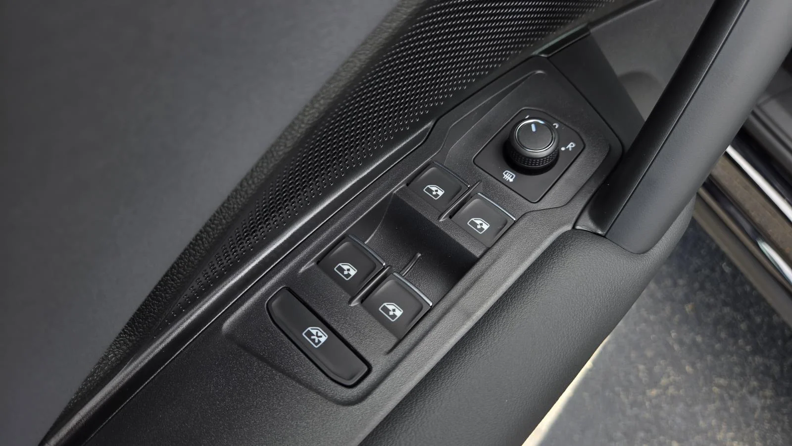 New 2026 Deep Black Pearl Volkswagen SE image 19