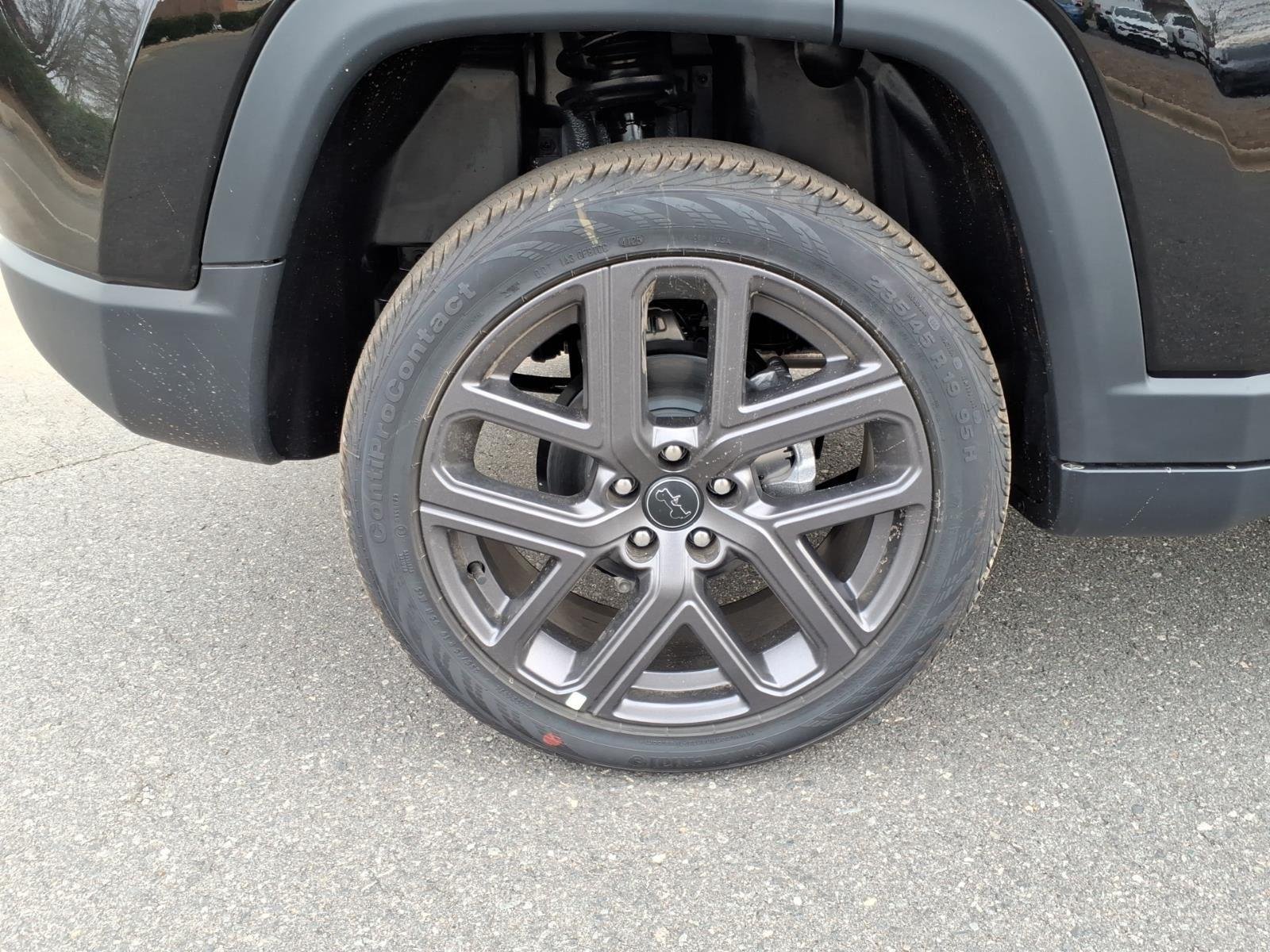 New 2026 Diamond Black Crystal Pearl-Coat Exterior Paint Jeep Latitude Altitude image 23