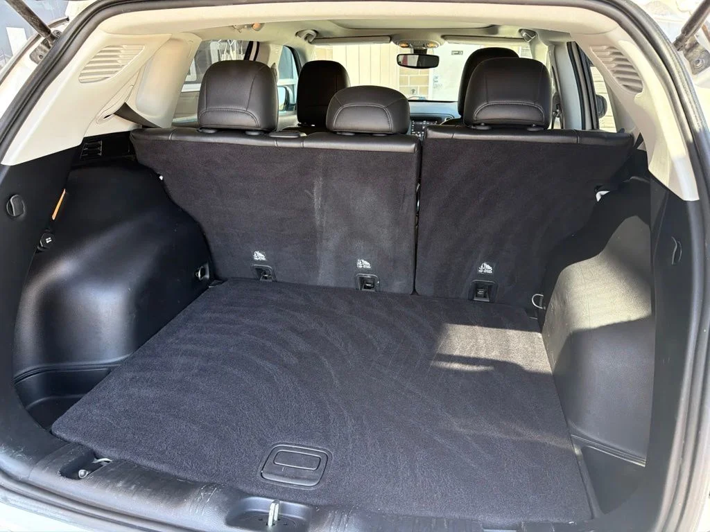 Used 2019 White Jeep Latitude image 16