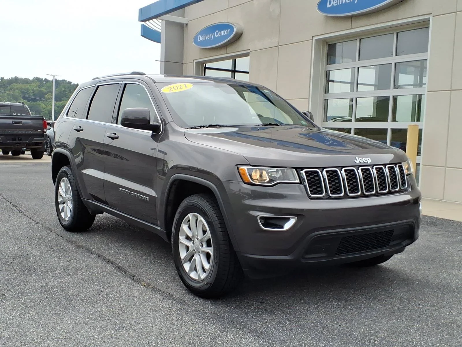 Used 2021 Granite Crystal Metallic Clearcoat Jeep Laredo E image 1