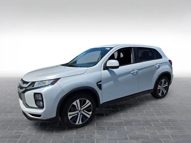 Used 2024 White Mitsubishi  image 3