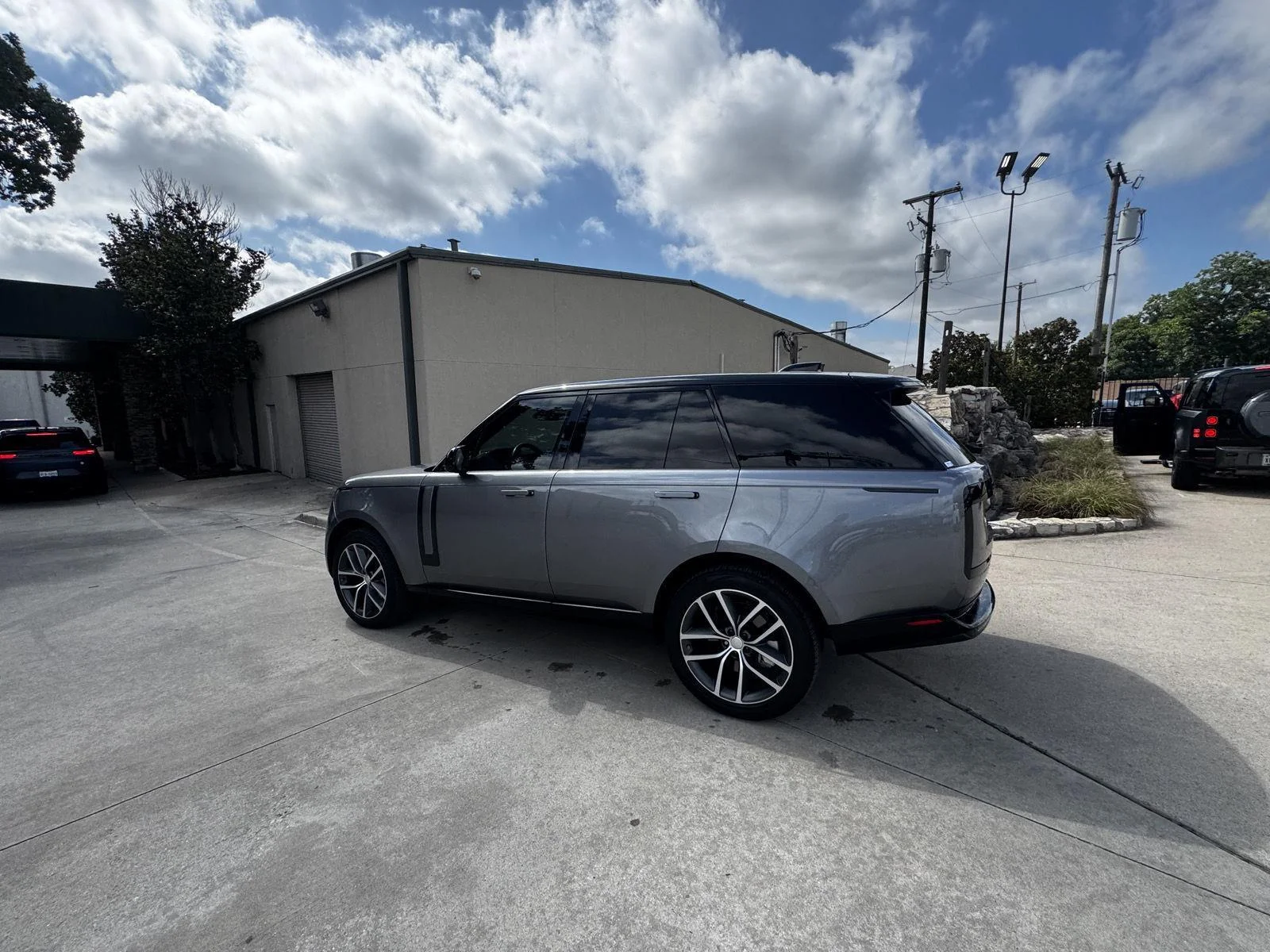 Used 2025 WHITE Land Rover SE image 2