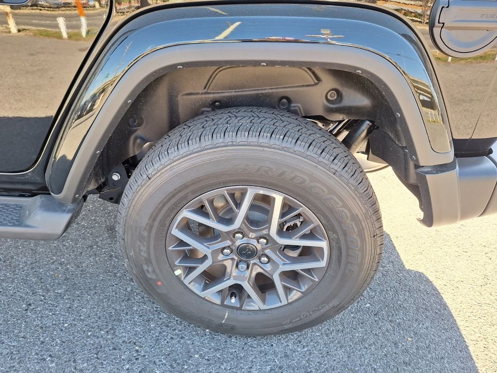 New 2026 Black Clear-Coat Exterior Paint Jeep Sahara image 24