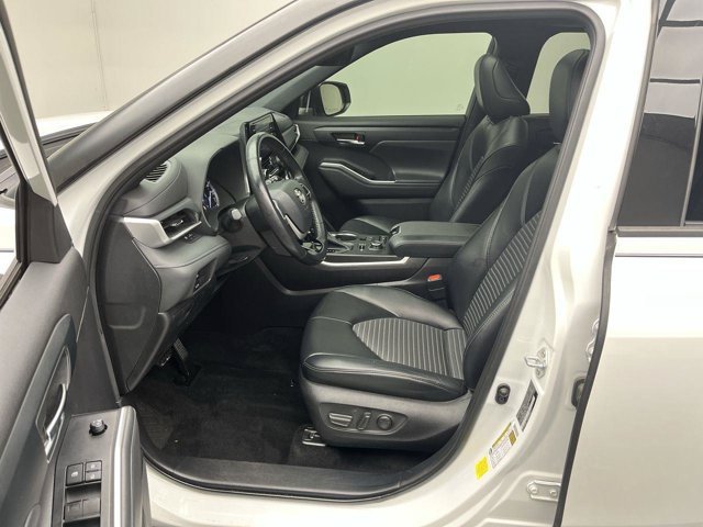 Used 2022 Wind Chill Pearl Toyota XSE image 3