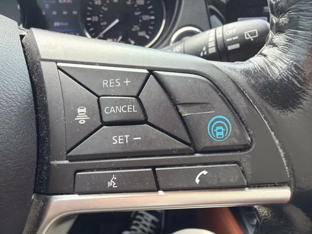 Used 2018 White Nissan SL image 32