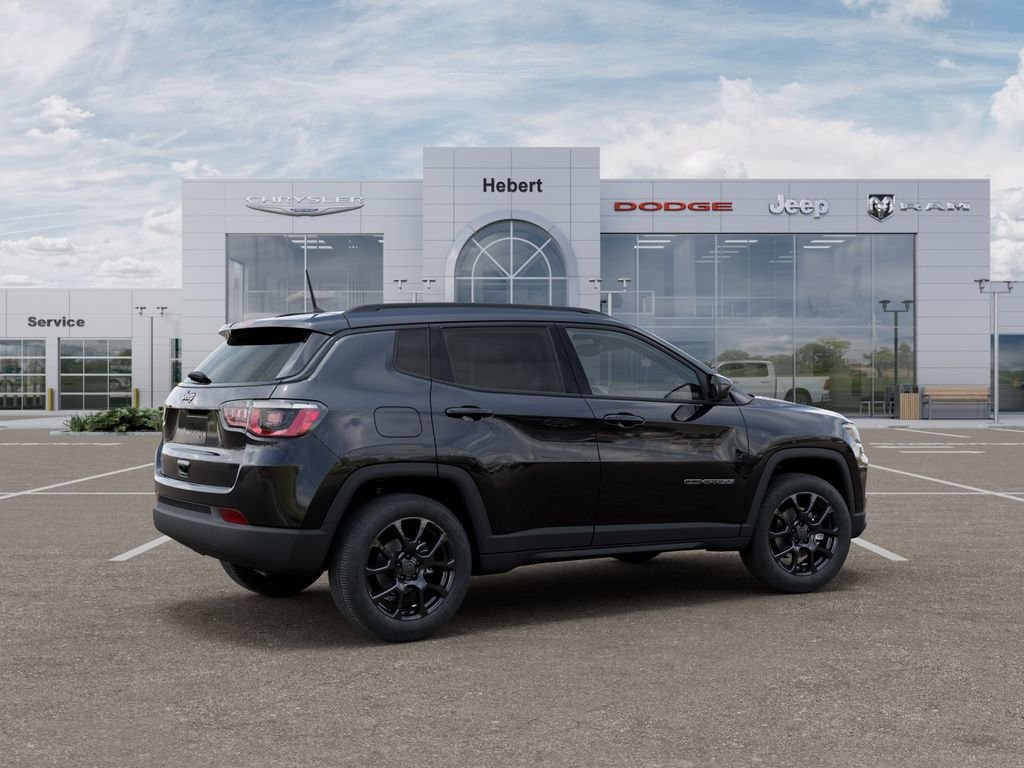 New 2026 Diamond Black Crystal Pearl-Coat Exterior Paint Jeep Latitude image 4