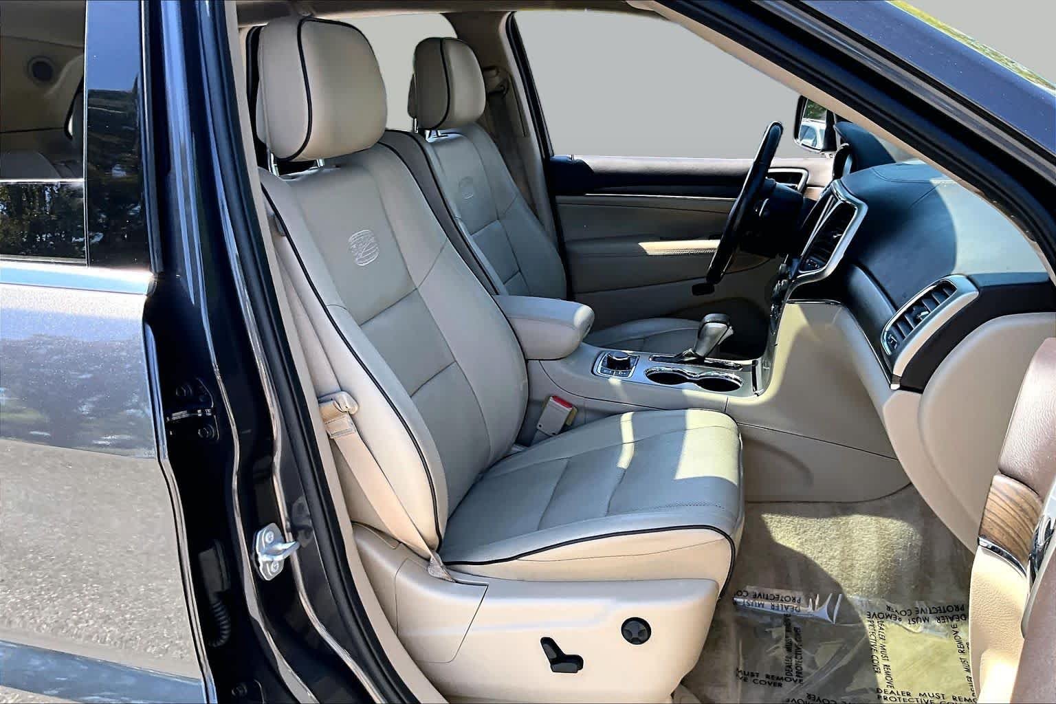 Used 2017 Granite Crystal Metallic Clearcoat Jeep Overland image 9