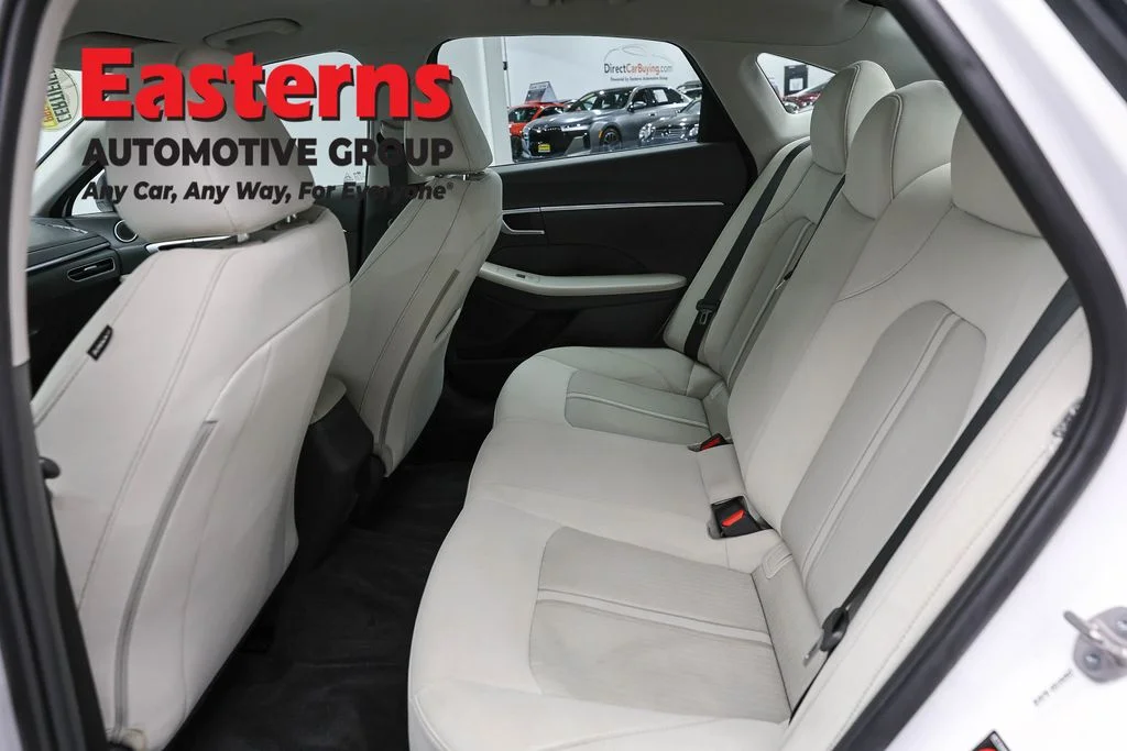 Used 2023 White Hyundai SE image 21