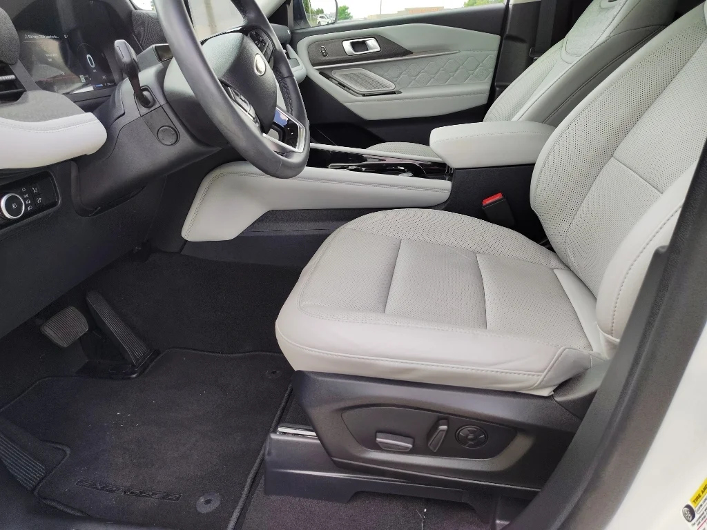 Used 2025 Star White Ford Platinum image 10