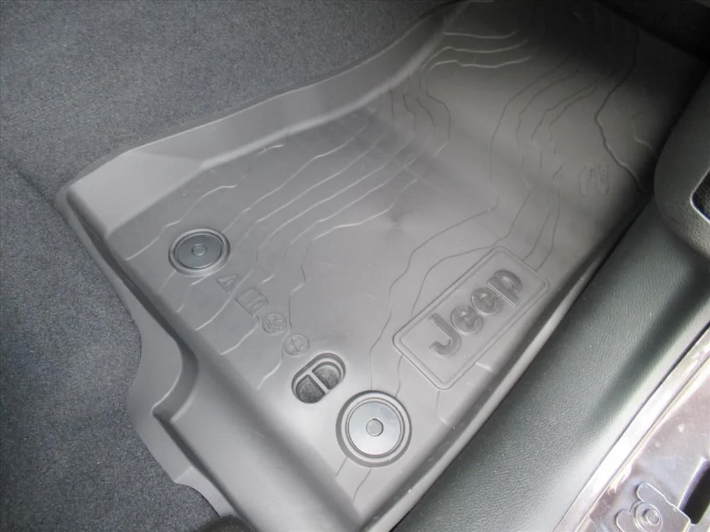 New 2026 Granite Crystal Metallic Clearcoat Jeep Sport S image 28