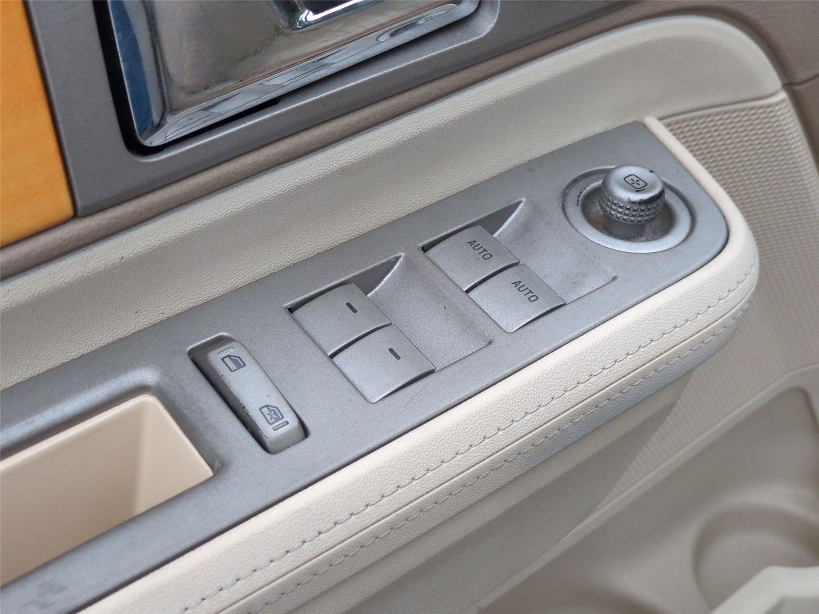 Used 2007  Lincoln  image 16