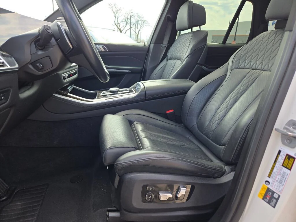 Used 2025 Alpine White BMW xDrive50e image 24