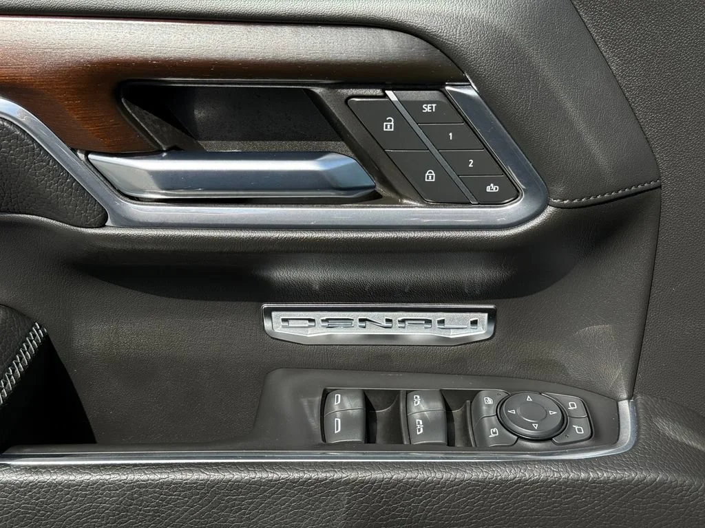 Used 2024 White Frost Tricoat GMC Denali image 27