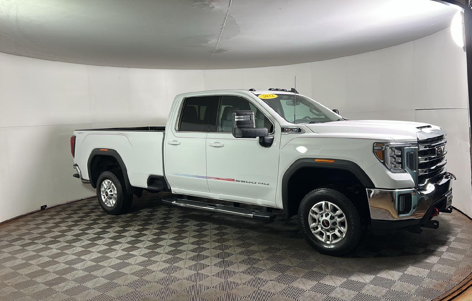 Used 2022 Summit White GMC SLE image 4
