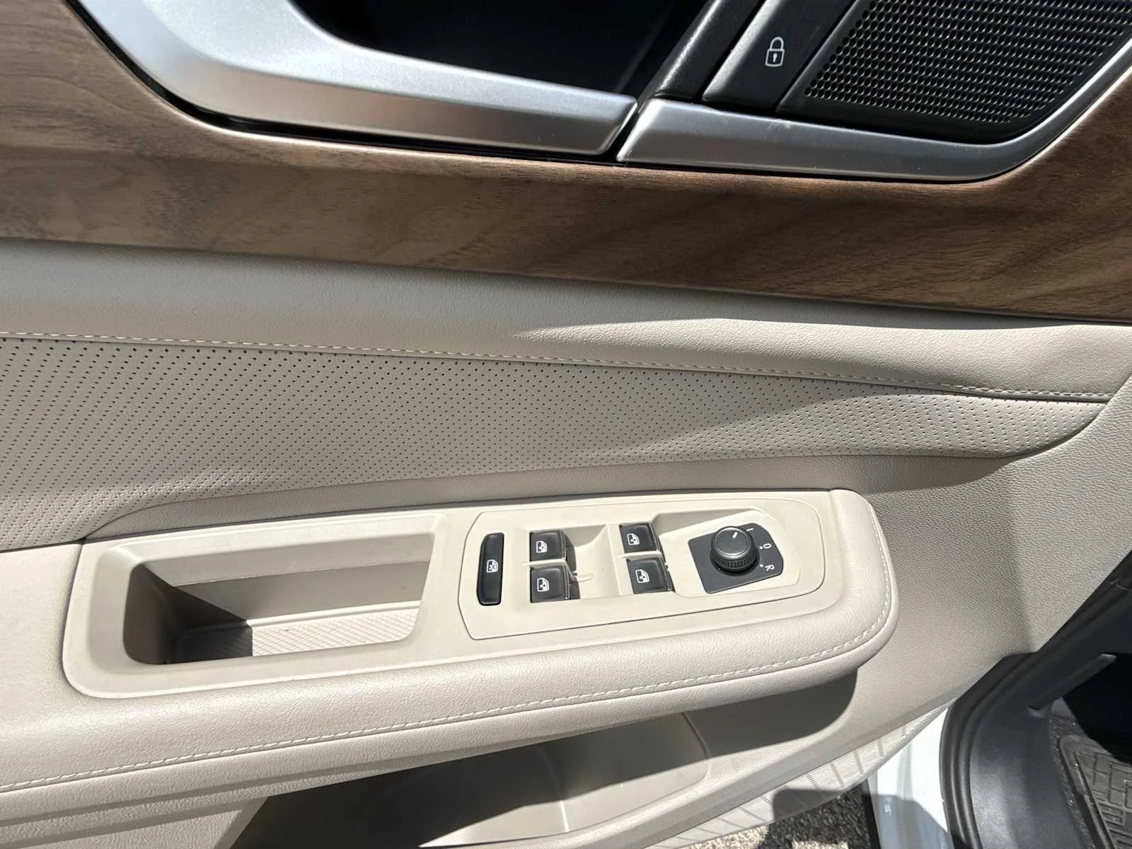 2025 Volkswagen Atlas SE - Photo 22