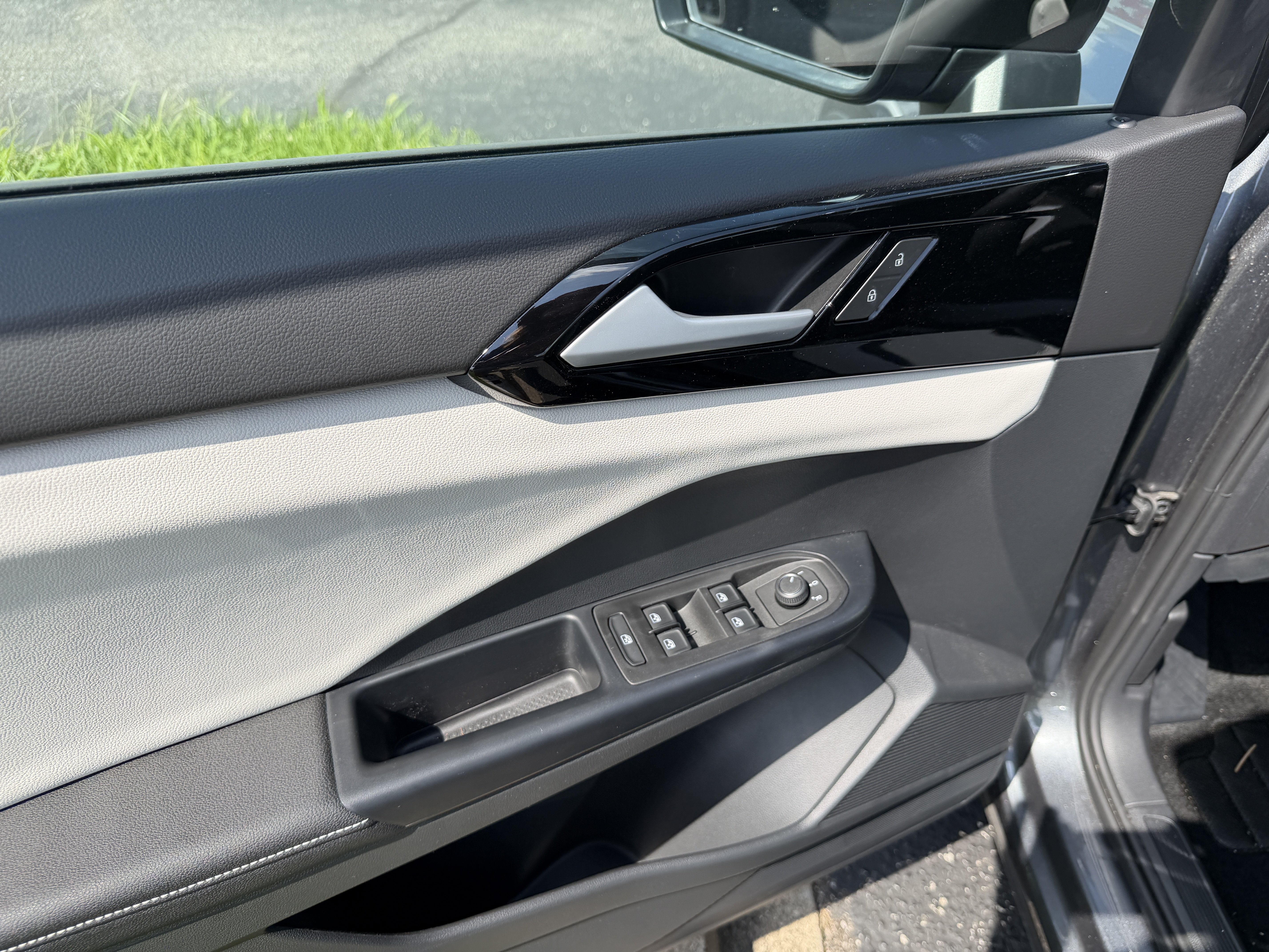 New 2026 Platinum Gray Metallic Volkswagen S image 10
