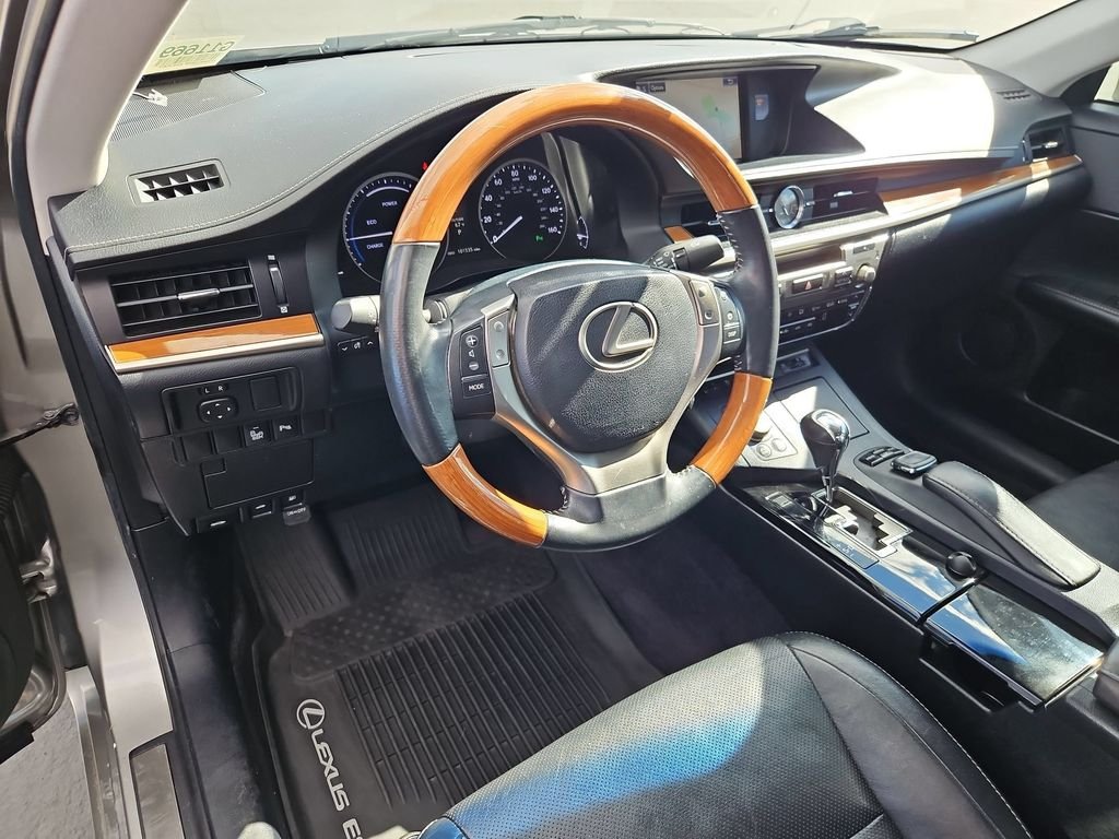 Used 2015 Silver Lexus 300h image 13